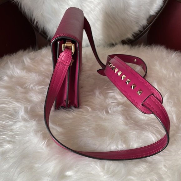 100% AUTHENTIC VALENTINO ROCKSTUD CROSSBODY BAG IN LEATHER FUSHIA. - Picture 5 of 8